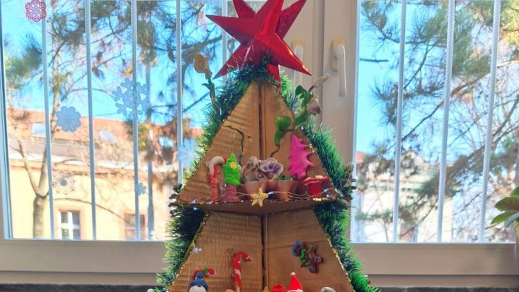 Најкреативнија новогодишња јелка – изложба и такмичење одељењских заједница