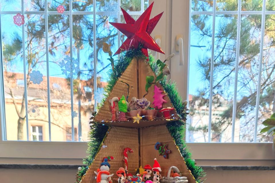 Најкреативнија новогодишња јелка – изложба и такмичење одељењских заједница